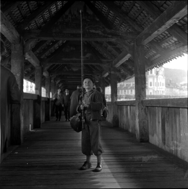 Junge mit Angelrute auf der Kapellbrücke