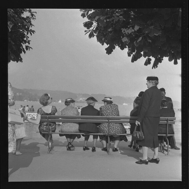 Frauen auf einer Parkbank am Luzernersee