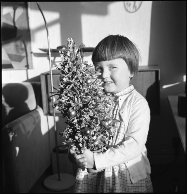 S.4: Mädchen mit Weihnachtsbaum