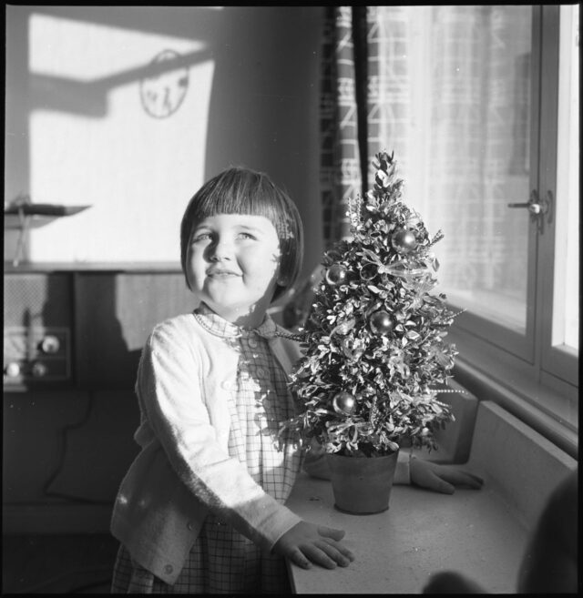 S.4: Mädchen mit Weihnachtsbaum