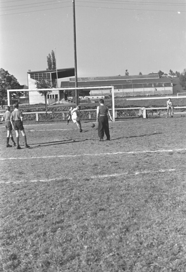 Sportplatz (Allmend ?), Jungen beim Fussballspielen