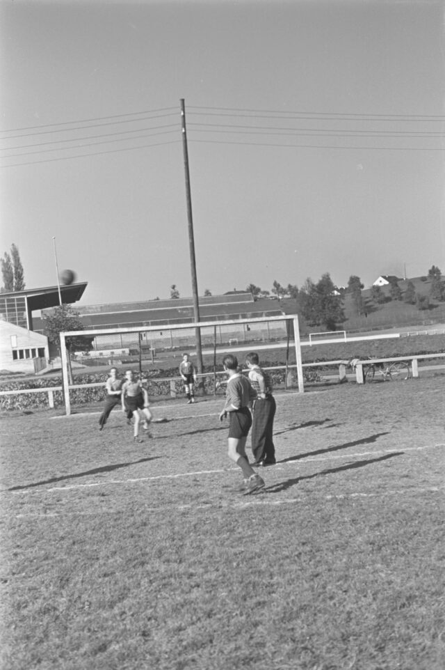 Sportplatz (Allmend ?), Jungen beim Fussballspielen