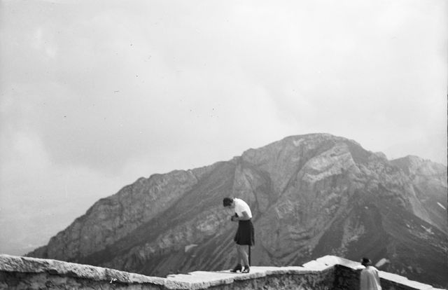 Alpnach: Pilatus November 1938,  Pilatuskulm mit Ausflugsgästen, Frau auf Mauer, fotografierend