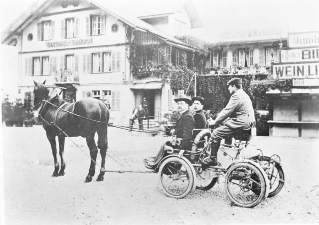 Giswil, Gasthaus Bahnhof, Automobil, welches von einem Pferd gezogen wird
