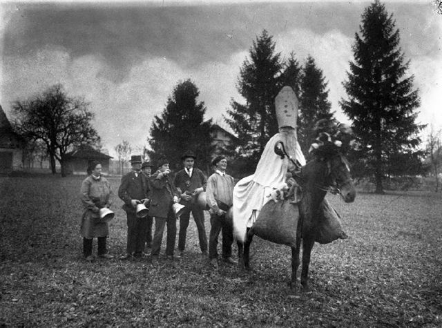 St. Nikolaus zu Pferd, begleitet von Trinklergruppe, Verortung unklar