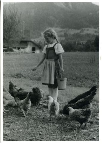 Mädchen beim Hühner-füttern, Verortung unklar