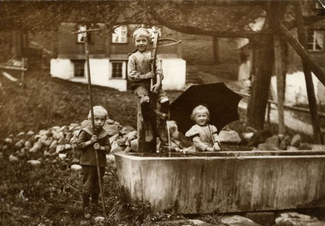 Kinder bei einem Brunnen, Verortung unklar
