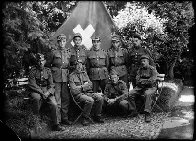 Gruppo di soldati ad una festa in un grotto