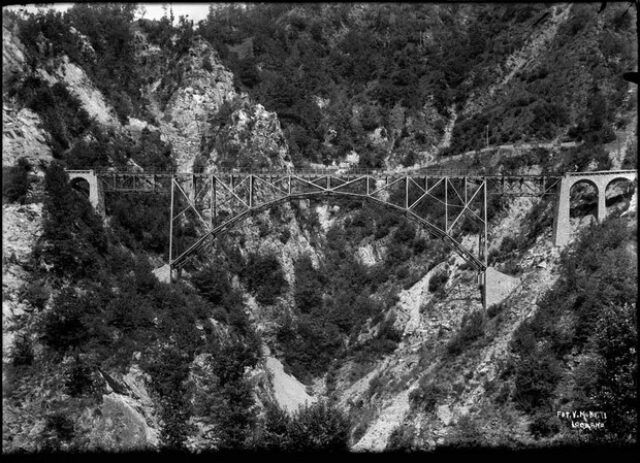 Ponte ferroviario in ferro a Camedo