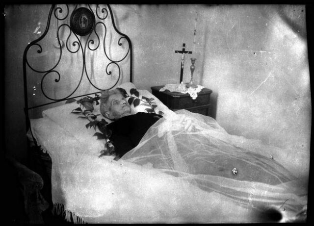 Donna sul letto di morte