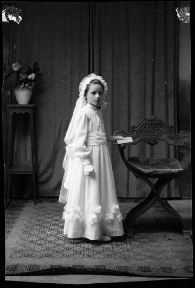 Bambina con vestito bianco da cerimonia
