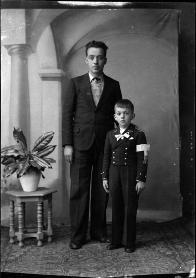 Padre e figlio con fascia bianca al braccio sinistro