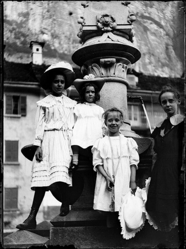 Bambine attorno alla fontana in piazza