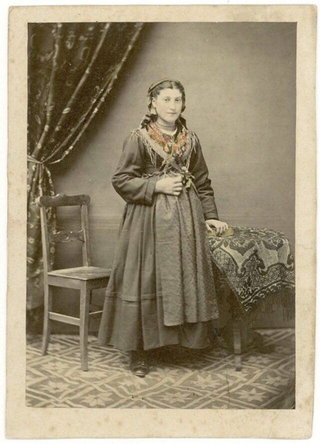 Giovane donna in abito tradizionale con fiore