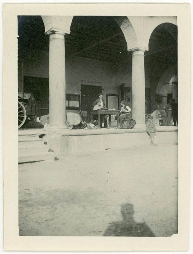 Soldati sotto il portico di un edificio