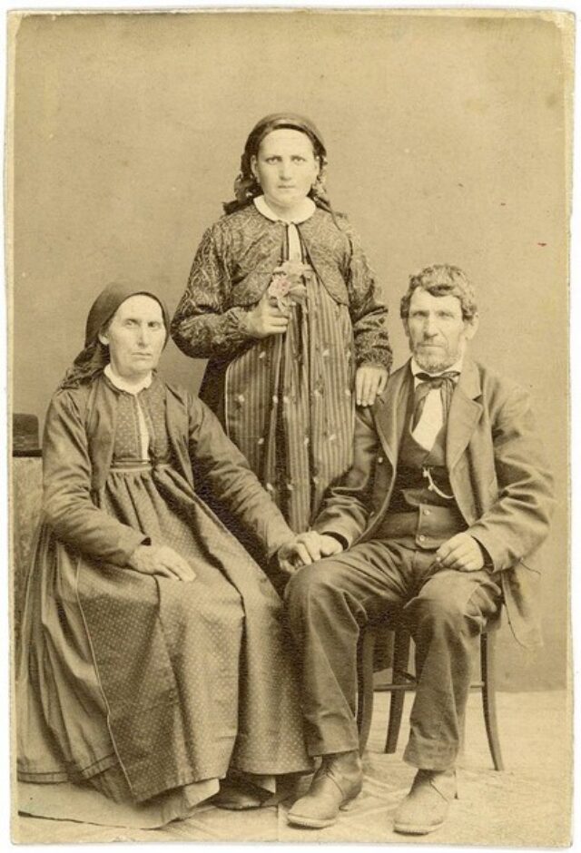 Uomo con due donne in costume tradizionale valmaggese
