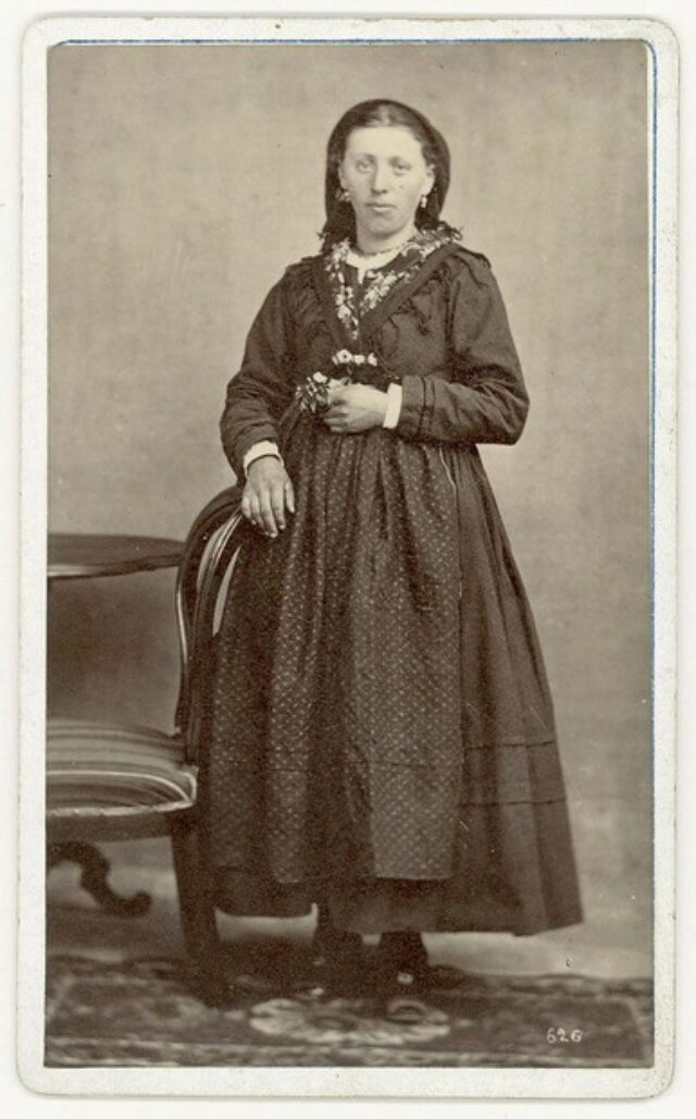 Donna in abito tradizionale