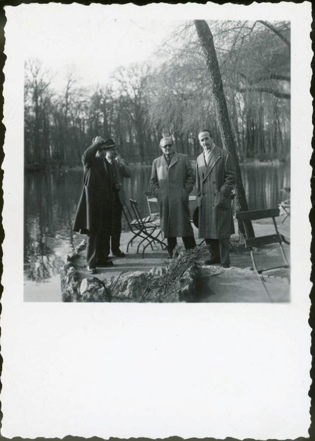 Guglielmo Canevascini con tre uomini in piedi, in riva ad un laghetto