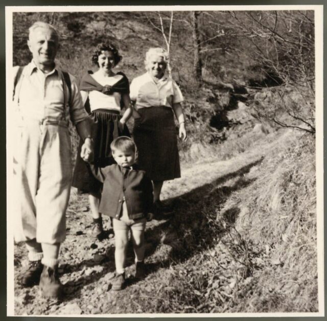 Domenico Visani in montagna con bambino e due donne