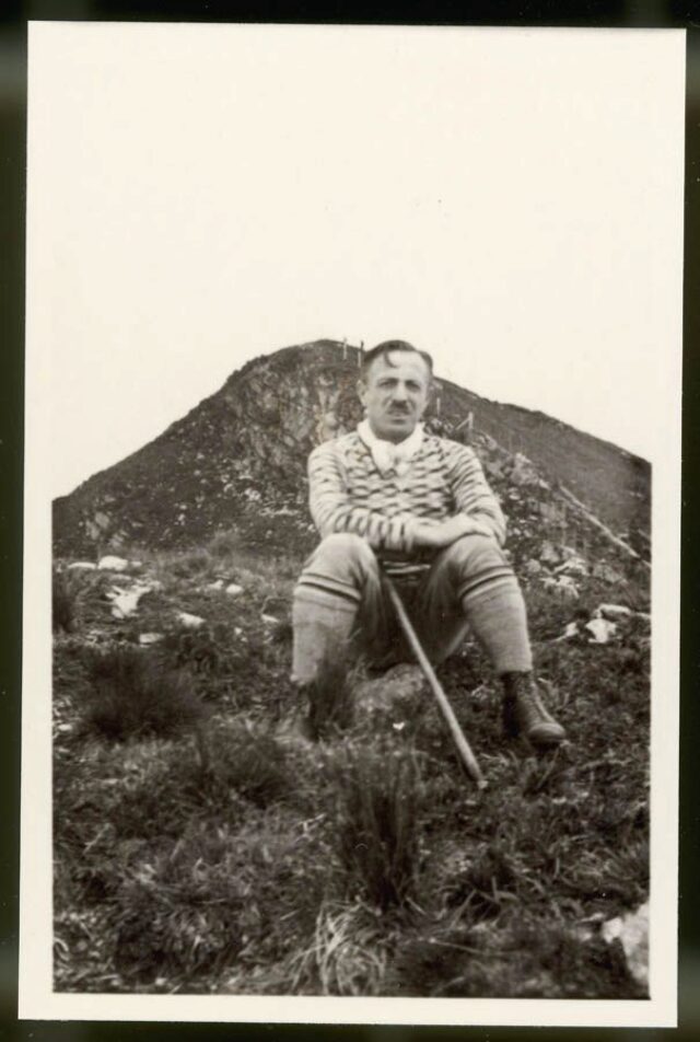 Domenico Visani seduto in montagna