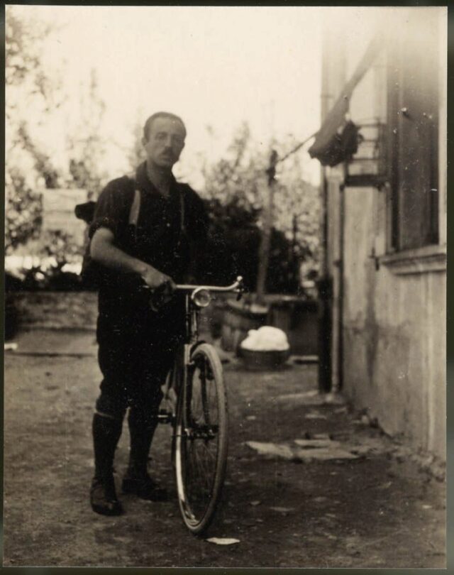 Domenico Visani di fianco ad una bicicletta