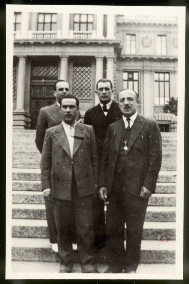 Domenico Visani e tre uomini sulla scalinata di un palazzo