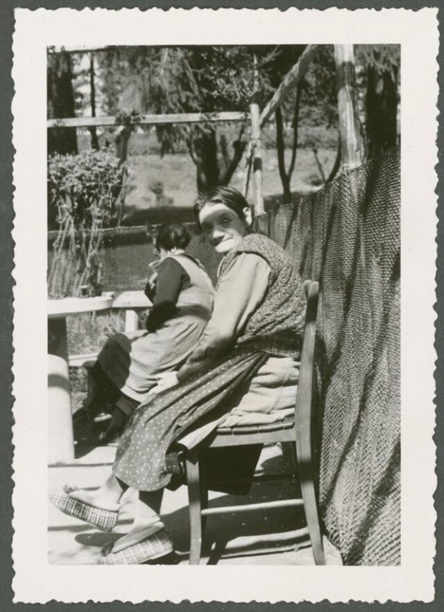 Pazienti sedute in cortile