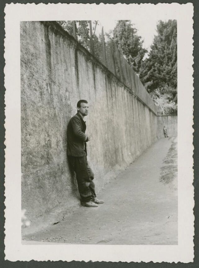 Paziente del Manicomio di Casvegno appoggiato ad un muro