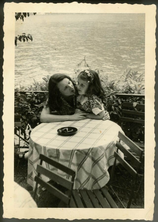 Nice Monico e una bambina su una terrazza sul lago di Lugano