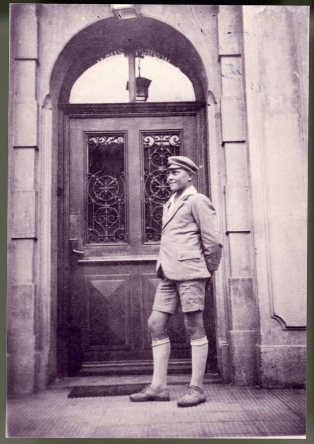 Carlo davanti alla porta della Casa del Popolo di Brig