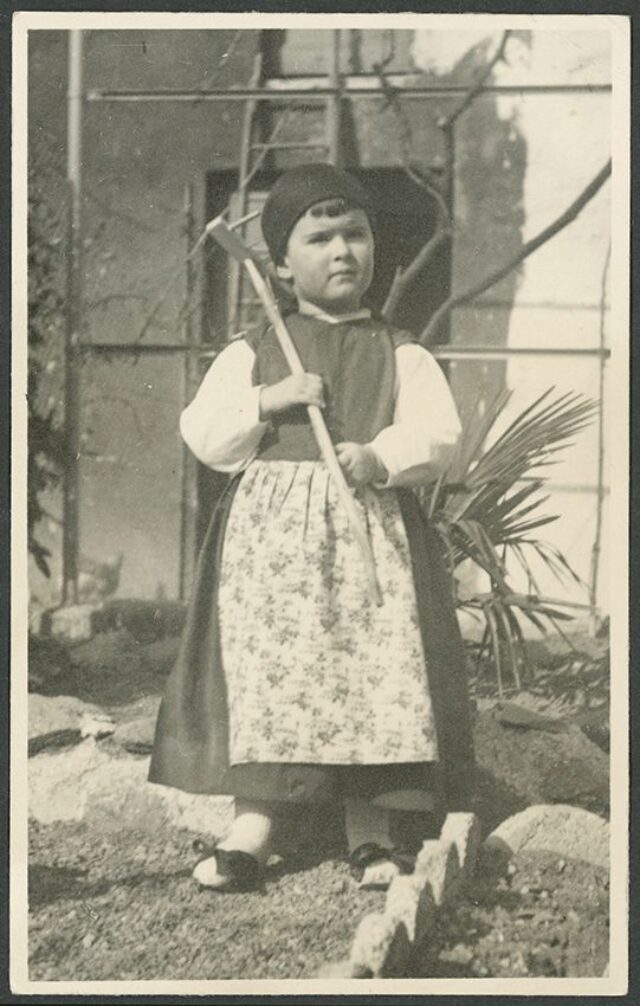 Bambina in costume tradizionale