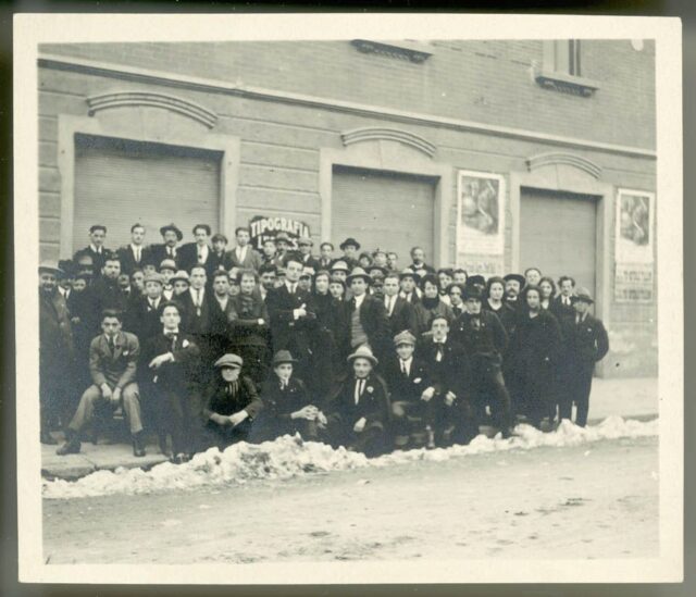 Ritratto di gruppo davanti alla sede della Tipografia Luganese