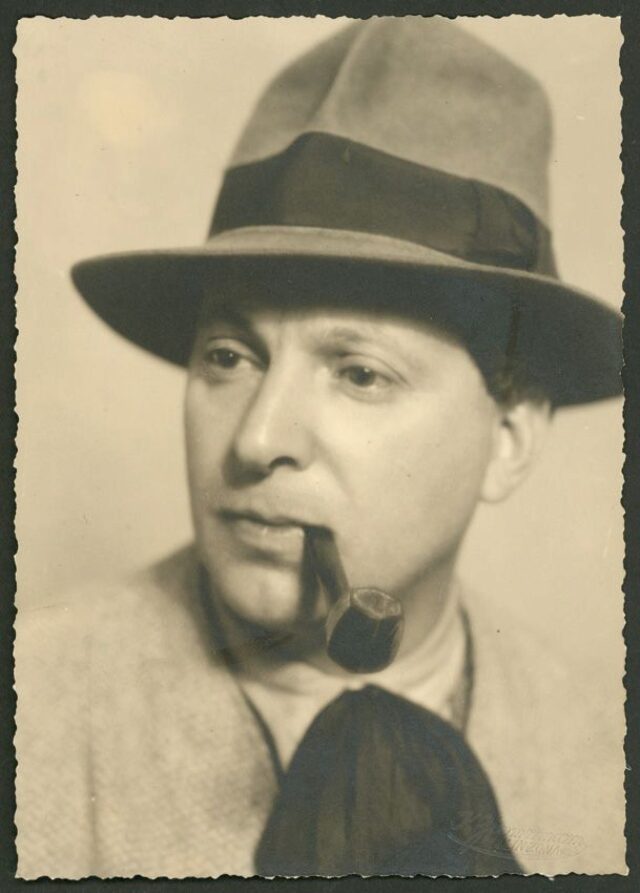 Louis Chazai con cappello e pipa