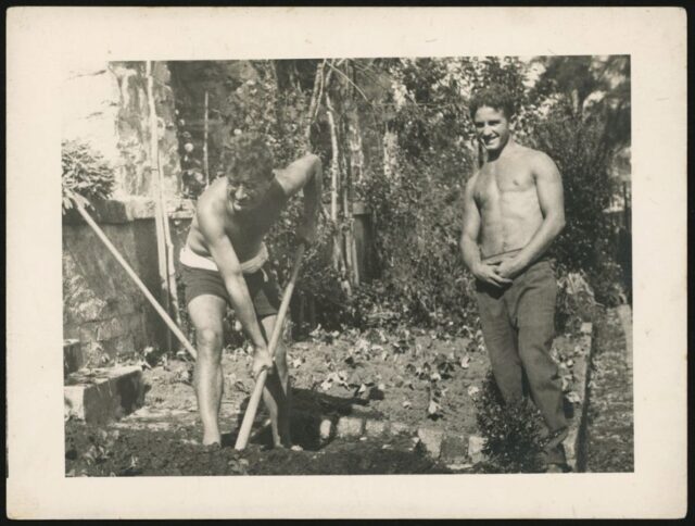 Elio e Guglielmo Canevascini nell'orto