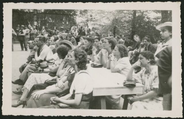 Sciopero spedizionieri di Chiasso, persone sedute nel giardino dell'Albergo delle Colonne