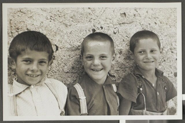 Tre bambini sorridenti