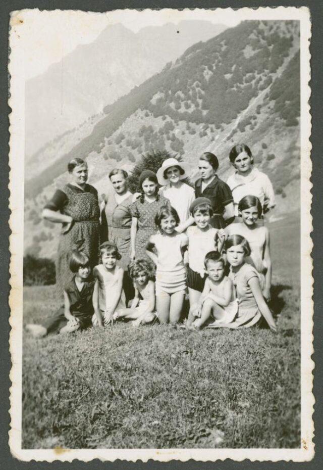 Gruppo di donne e bambini sui monti verzaschesi