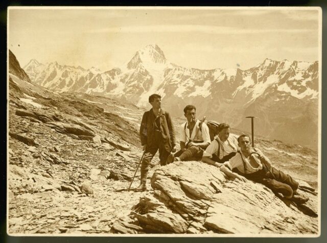 Quattro giovani in montagna