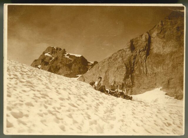 Tre giovani sulla neve in montagna