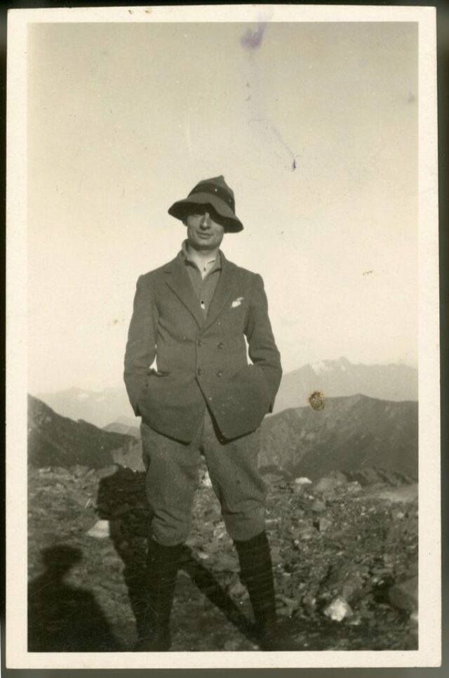 Uomo con cappello in montagna