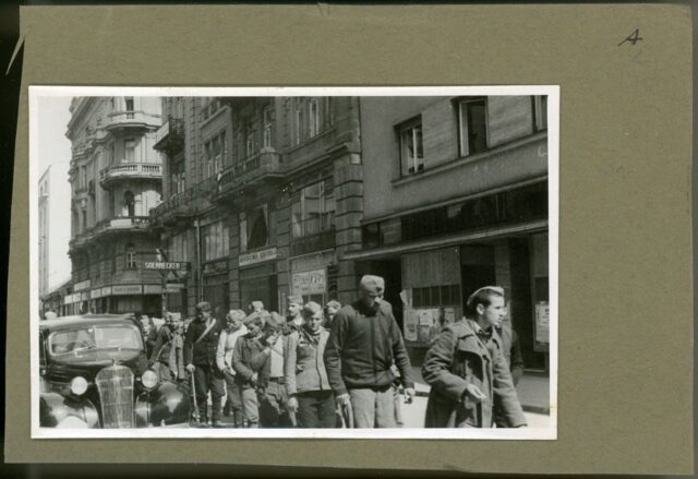 Persone che camminano in città