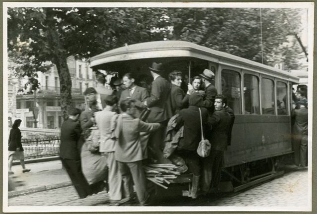 Folla sul tram