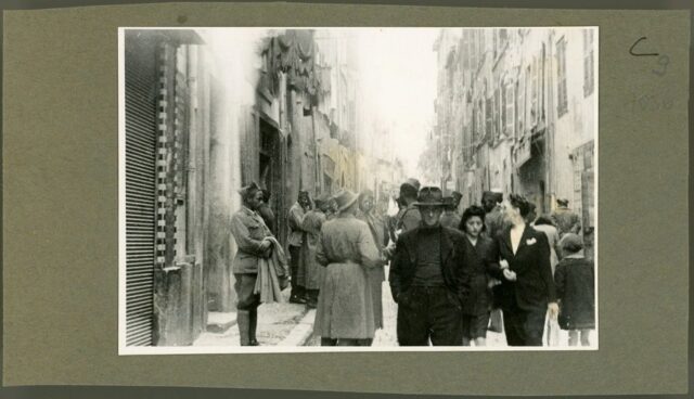 Strada di città con persone
