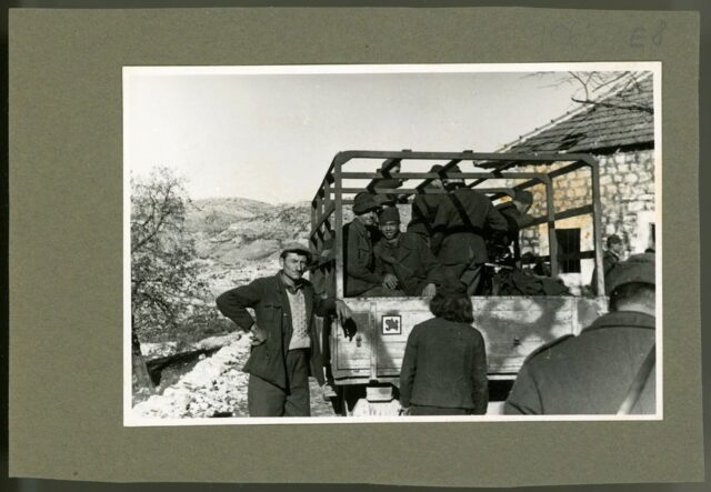 Miliziani sul camion