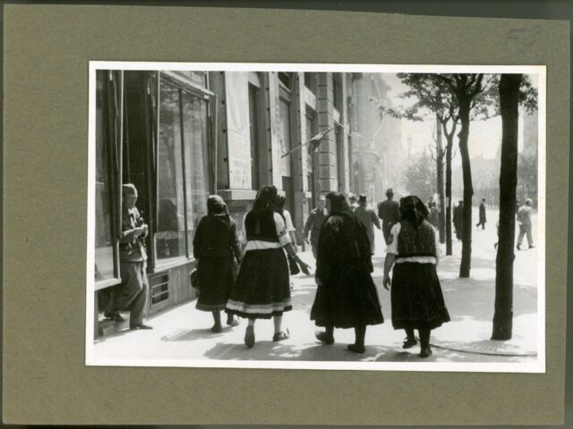 Persone che camminano in città