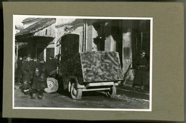 Veicolo militare e militi