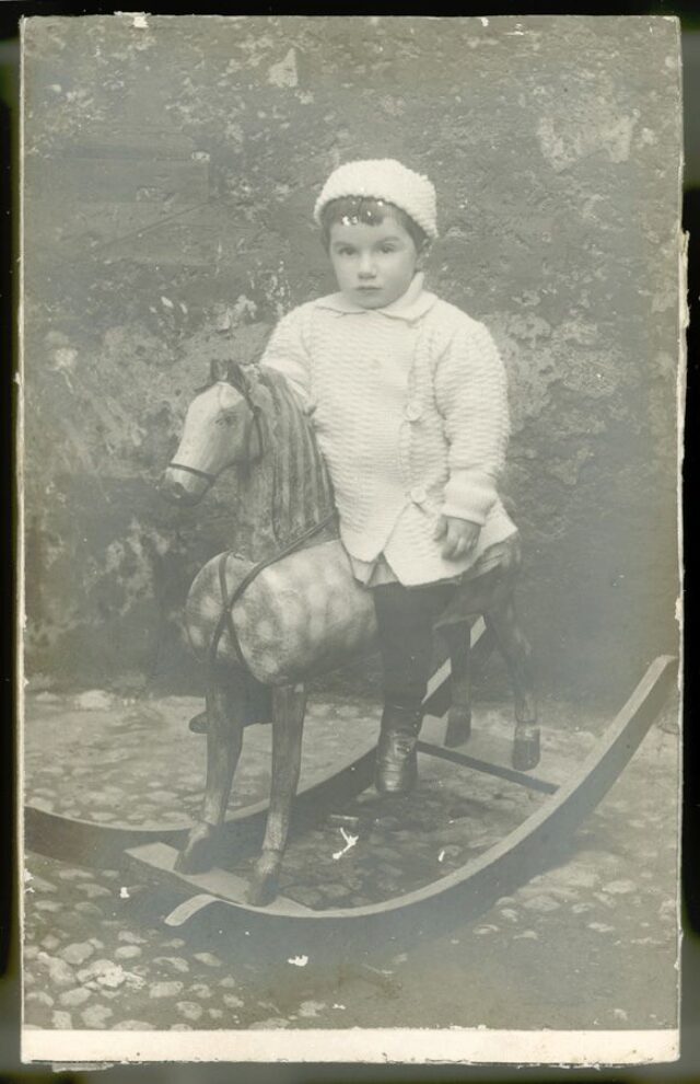 Bambina con cavallo a dondolo