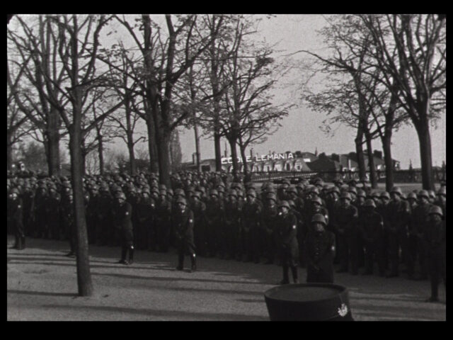 [Remise du drapeau sur l'esplanade de Montbenon] - Cinéac Lausanne - 1939 (?)