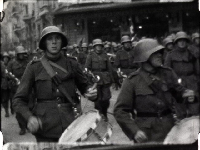 [Défilés militaires] - Cinéac Lausanne - 1939