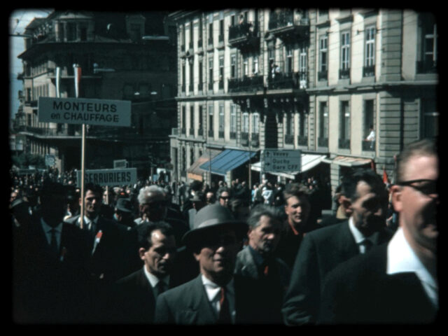 [Cortège du 1er mai lors de l'Exposition Nationale] - Cinéac Lausanne- 1964
